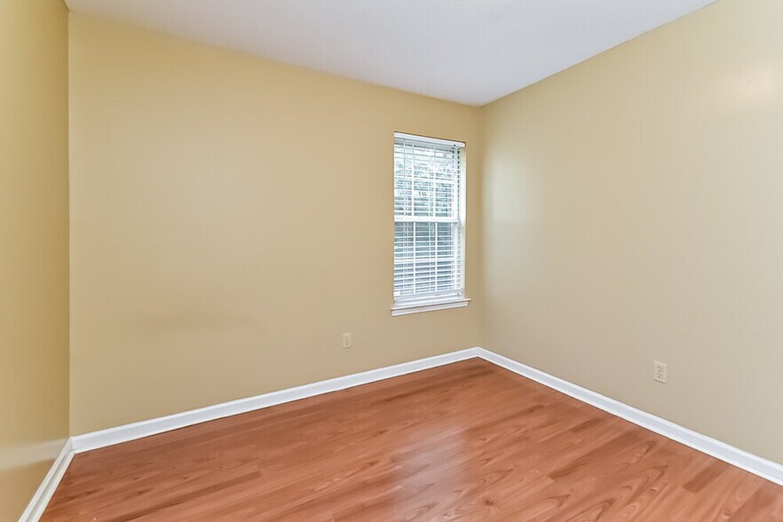 Building Photo - 1653 Dexter Ln