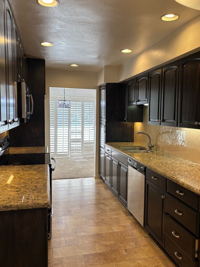 Building Photo - Gorgeous condo with Amazing Views!