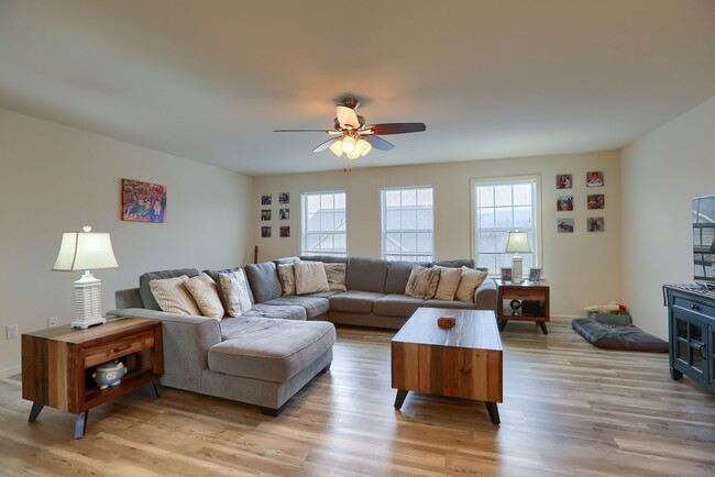 Building Photo - 4 bedroom townhome