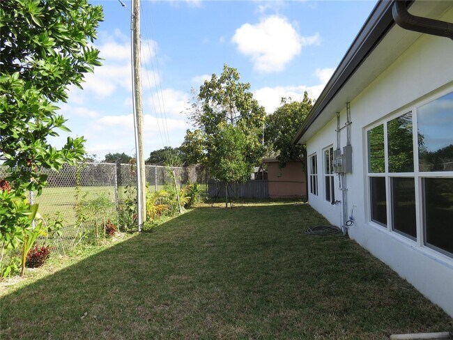 Building Photo - 1671 SW 44th Terrace