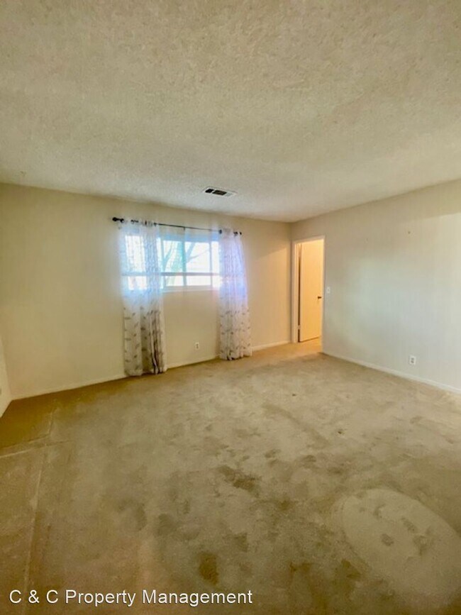 Building Photo - 2 br, 1 bath House - 1250 E Shaw Ave #217