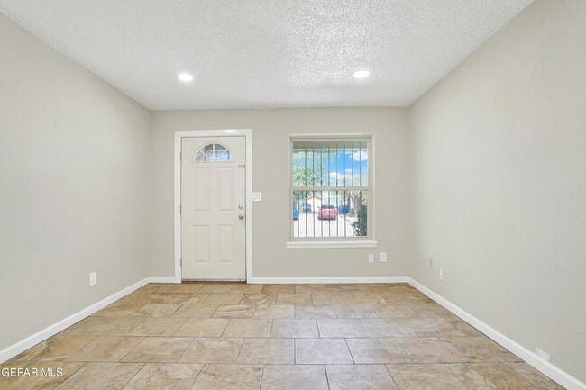 Building Photo - 4324 La Luz Ave