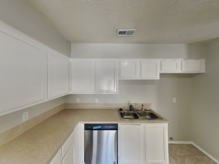 Building Photo - 942 Somercotes Ln