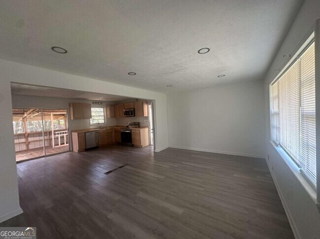 Building Photo - 1009 Pinecrest Dr