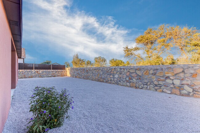 Building Photo - Home For Rent - Beautiful Single Story Hom...