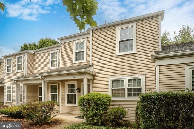 Building Photo - 802 Cambridge Ct