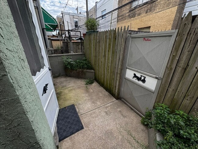 Building Photo - 2544 S Sartain St