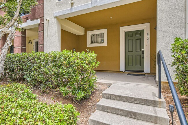 Building Photo - Stylish 2Bd + Den/Office - Townhome in Pri...
