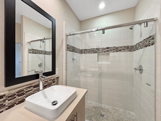 Building Photo - Stunning 3B/3.5BA Townhouse in Mission Val...