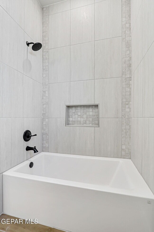 Building Photo - 832 Eltham Dr