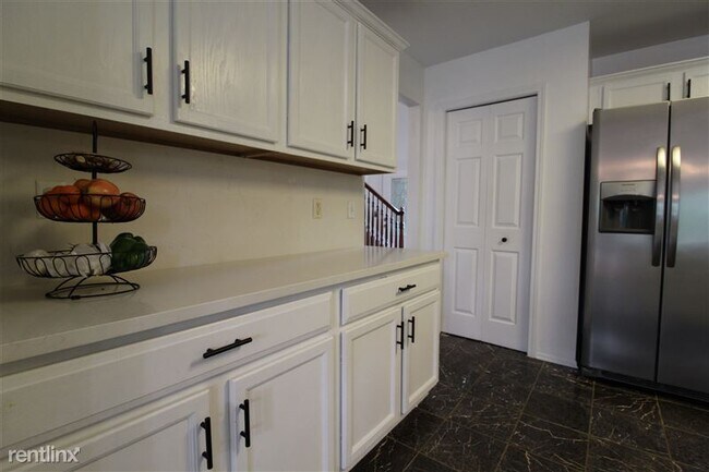 Building Photo - 5531 Redbud Ct