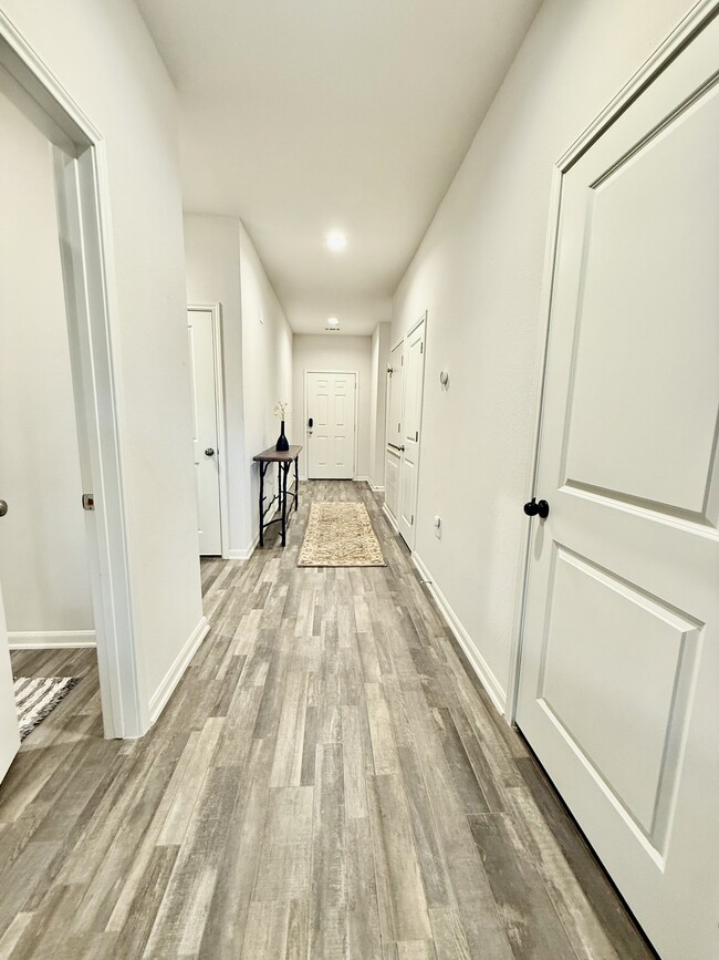 Building Photo - 302 Del Monte Dr