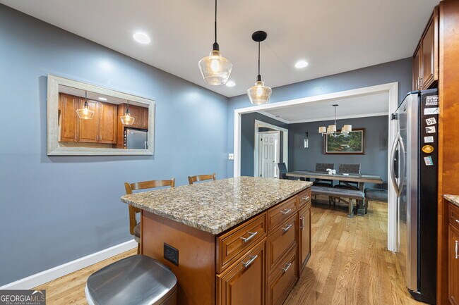 Building Photo - 2076 Lake Ridge Terrace