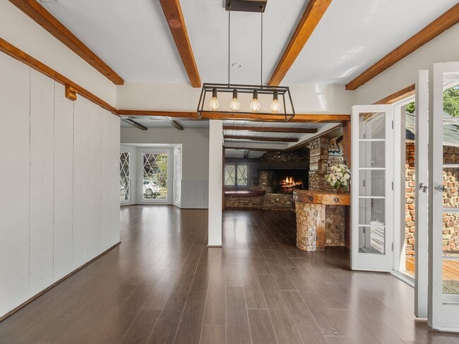 Building Photo - 2624 E 8th St