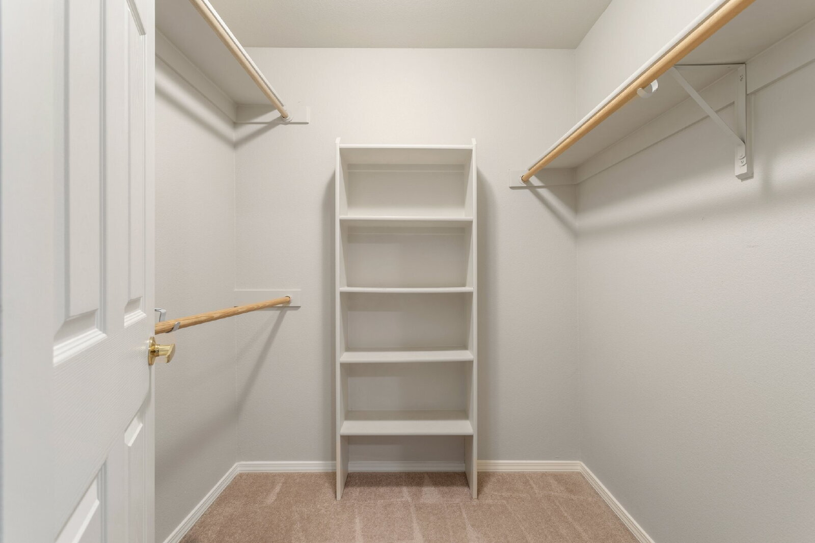 Building Photo - Stylish 3-Bed Condo in Gated Community – J...