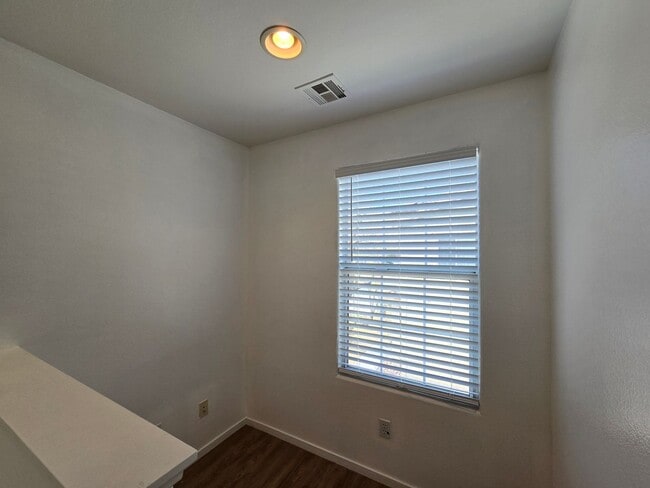 Building Photo - 3 Bedroom Updated Townhouse