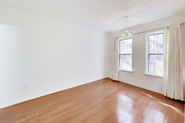 Building Photo - Bright 16th St Condo + Parking