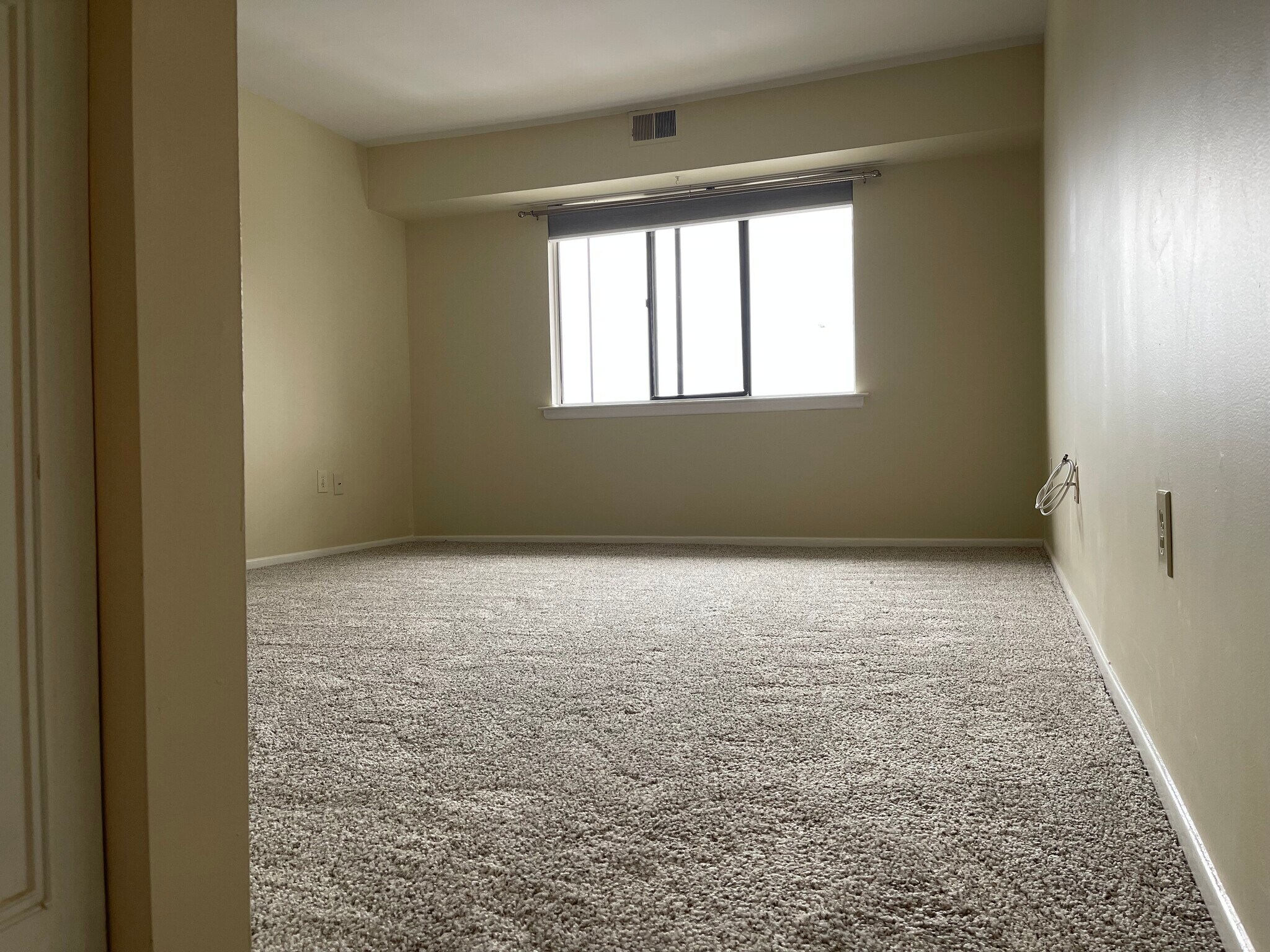 Building Photo - 1590 Alta Dr
