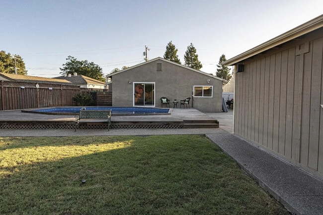 Building Photo - 1915 Washington St
