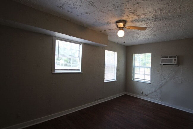 Building Photo - Coming Soon! Cozy 1 Bedroom, 1 Bath in Tyler!