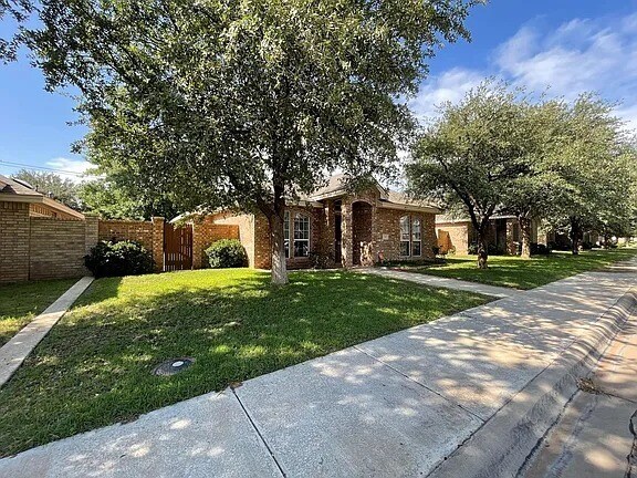 Building Photo - Comfy 3 bd/2 bth home in quiet neighborhood. Walk to the grocery store. 10 minutes to downtown. A...