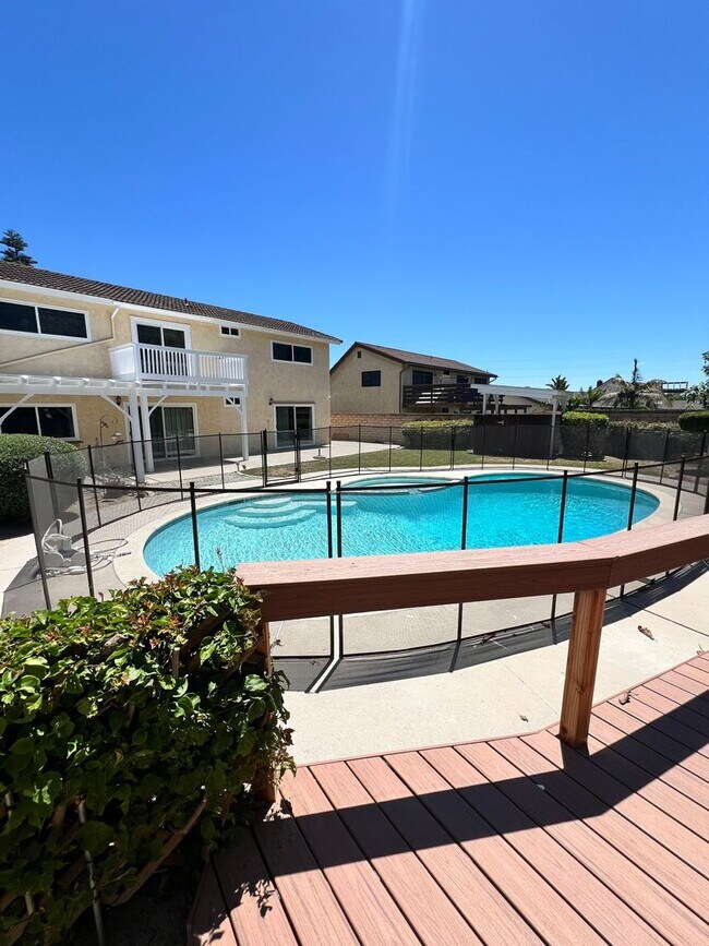 Building Photo - Santa Paula - Spacious pool home in wonder...