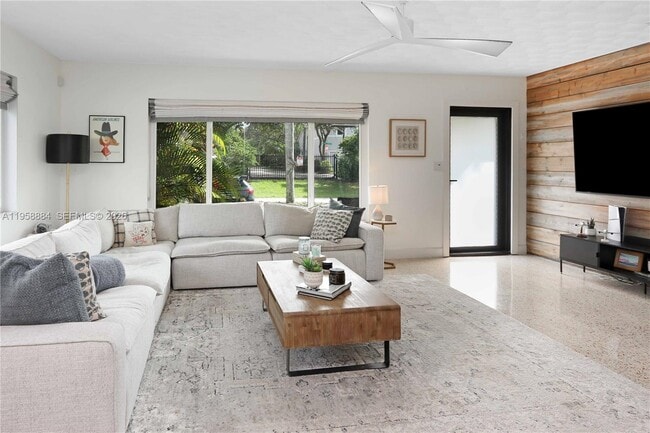 Building Photo - 930 N 11th Ct