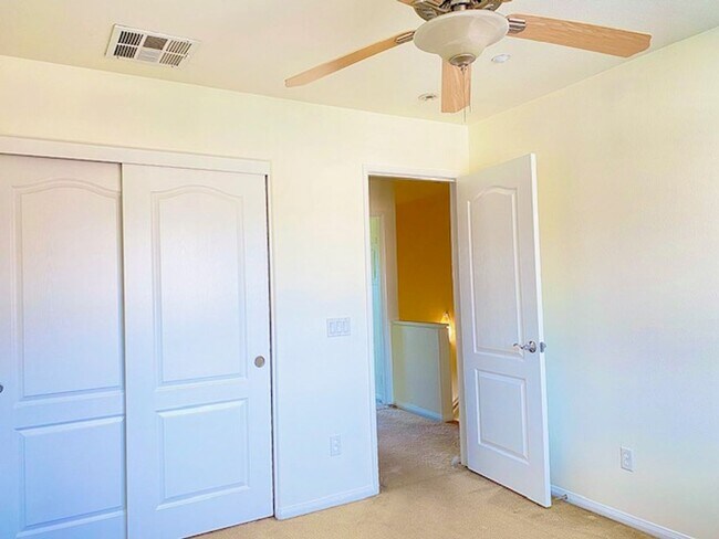 Building Photo - 3 Bedroom Townhome in Serene Santee