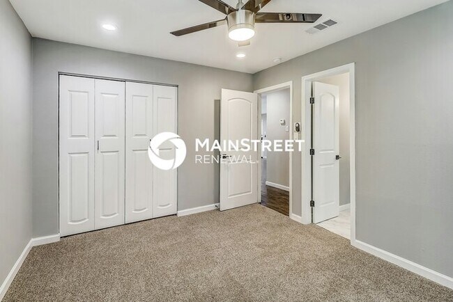 Building Photo - 3 Bedroom Pet-Friendly Home in DALLAS, TX with Main Street Renewal