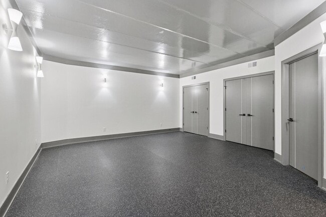 Building Photo - 1726 Kenwood Pkwy