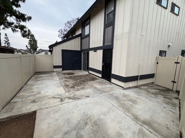 Building Photo - 1680 Oro Vista Rd