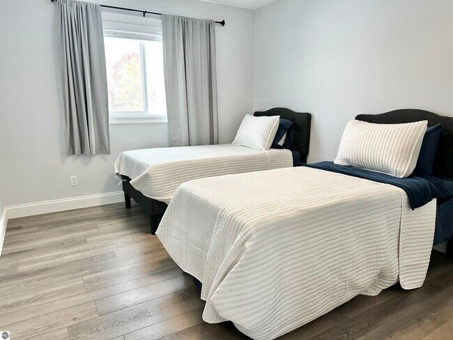 Building Photo - 982 Lake Ridge Dr