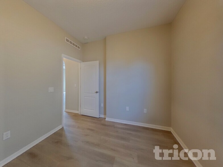 Building Photo - 5530 Sycamore Canyon Dr