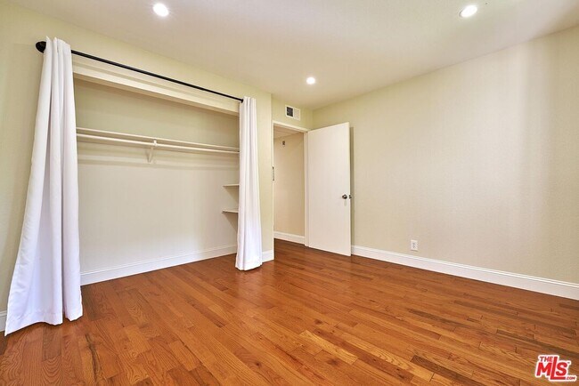 Building Photo - 326 S Manhattan Pl