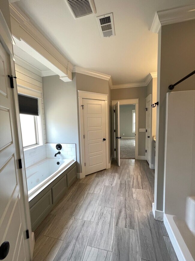 Building Photo - 202 Crestwood Ln