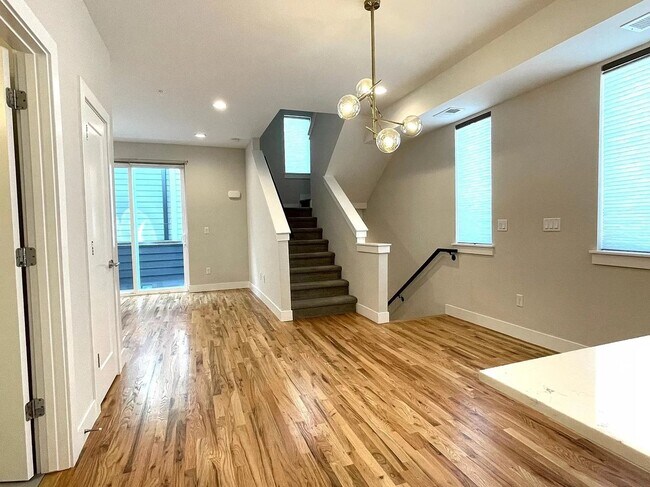 Building Photo - 2 Bedroom 2 Full Bathrooms and 2 Half Bath...