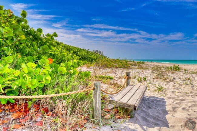 Building Photo - Annual Cottage minutes from Manasota Key Beach!  (2 Units on Property)