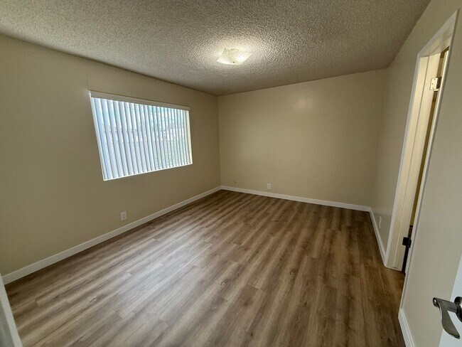 Building Photo - Mid Town Ventura 2 Bedroom 2 Bath Upstairs Corner Unit Apartment