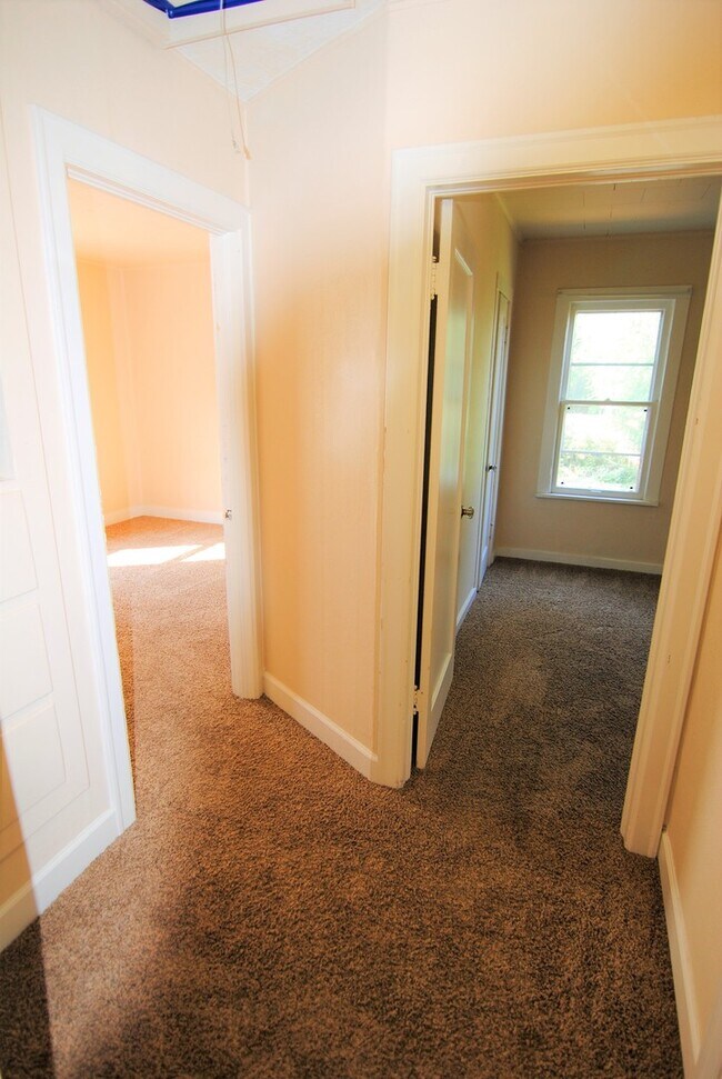 Building Photo - Charming 3 Bedroom, 2 Bath House For Rent!!