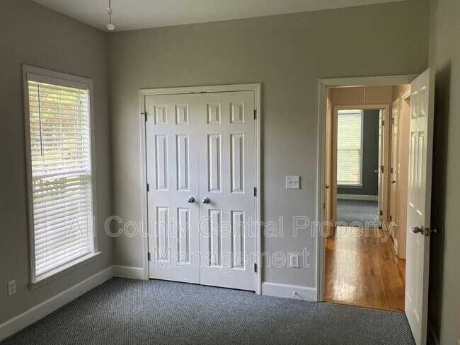 Building Photo - 710 Small Lake Dr