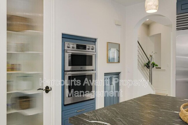 Building Photo - 409 N Cedros Ave