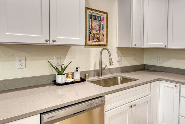 Building Photo - 4913 E 6th Ave