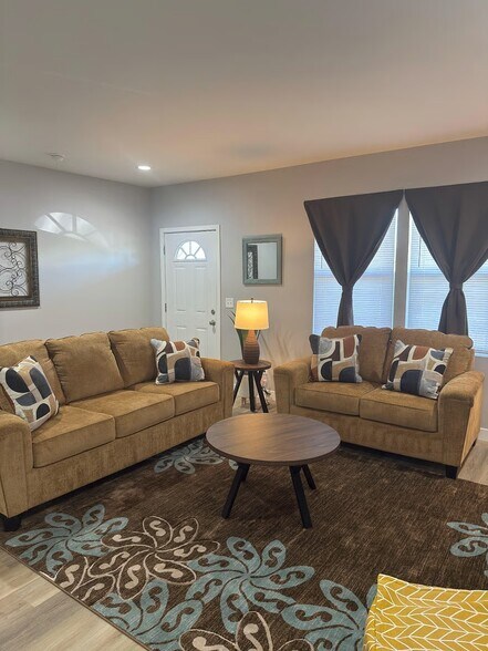 Building Photo - 1137 W 21st St