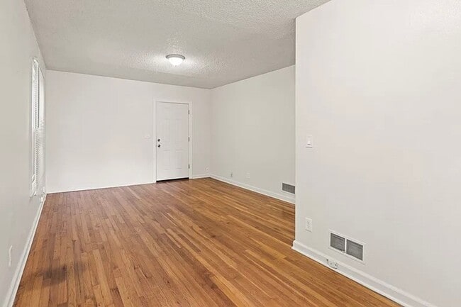 Building Photo - $500 Move-In Bonus – Modern One Bedroom in Overlook