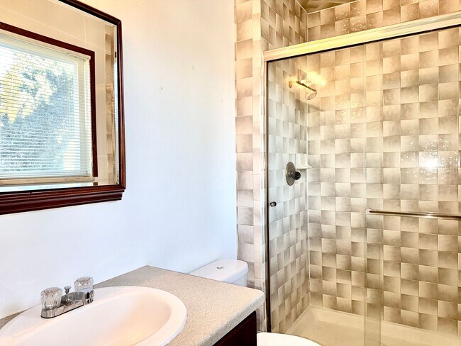 Building Photo - Three Bedroom Tri-Level Home in Garden Ranch