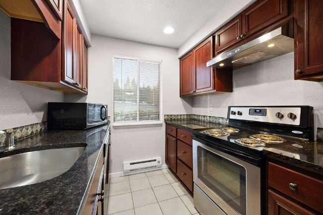 Building Photo - TOWNHOUSE IN KENT! Two story condo/townhouse 2 bedroom 1.5 bathroom TOWNHOUSE in Kent at Colonial...