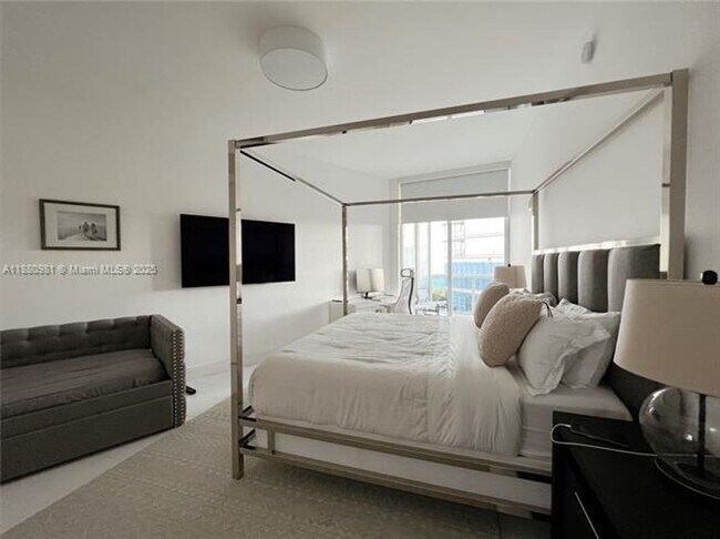 Building Photo - 15811 Collins Ave