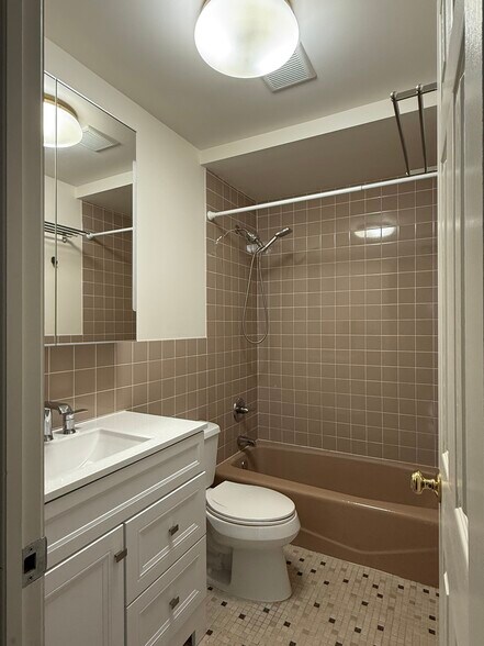 Building Photo - 724 6th St