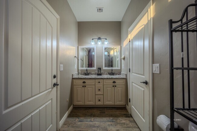 Building Photo - 2985 Bentley Dr