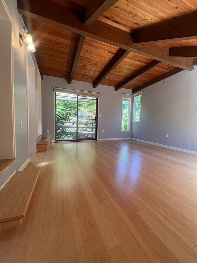 Building Photo - 3- Bedroom 2.5-Bathroom Gardening paradise...